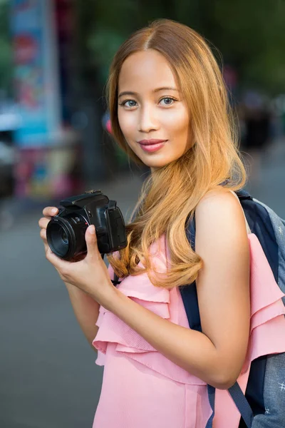 Açık Havada Dikey Moda Asya Turist Kadın — Stok fotoğraf