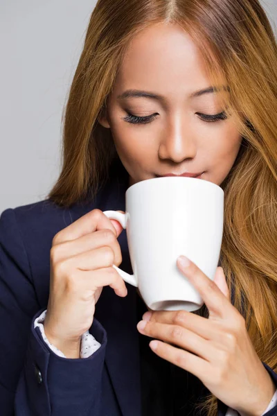 Retrato Bela Mulher Negócios Asiática Tendo Café — Fotografia de Stock