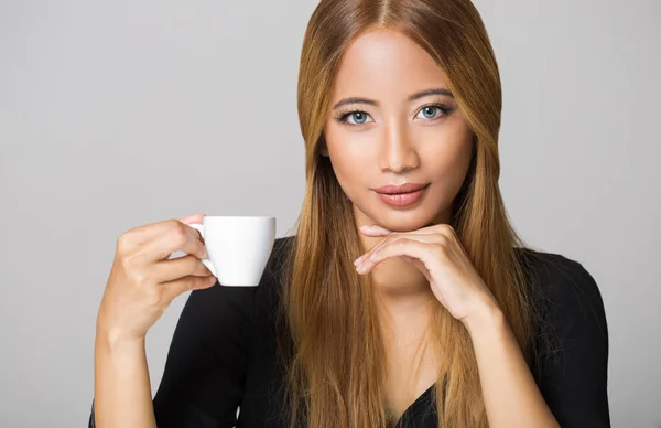 Portréja Egy Ázsiai Szépség Hogy Kávé — Stock Fotó