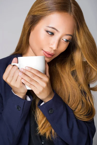 Портрет Азиатской Красоты Пьющей Кофе — стоковое фото