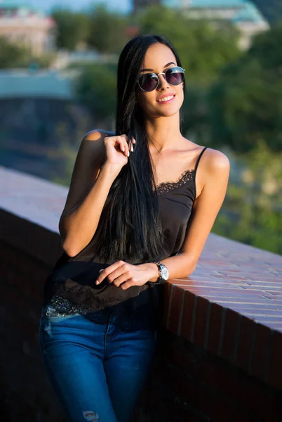 Portret Van Een Mooie Trendy Jonge Brunette — Stockfoto