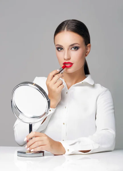 Retrato Uma Jovem Bela Mulher Morena Maquiagem Pesada — Fotografia de Stock