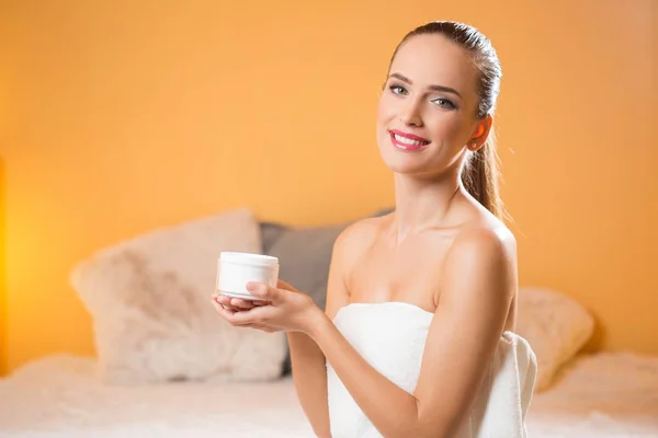Gorgeous Young Blond Woman Using Hydration Cream — Stock Photo, Image