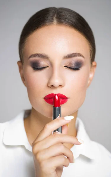 Portrait Young Beautiful Brunette Woman Elegant Makeup Striking Red Lips — Stock Photo, Image