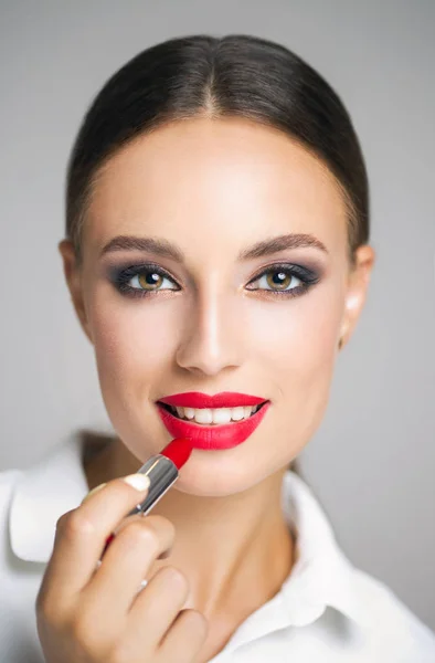 Portret Młodej Kobiety Piękne Brunetki Elegancki Makijaż Uderzającą Czerwone Usta — Zdjęcie stockowe