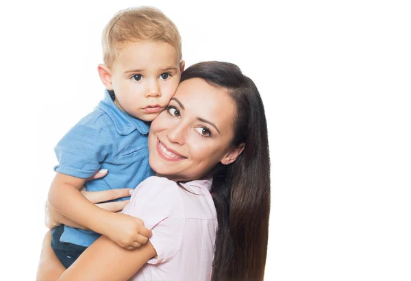 Schöne Lächelnde Junge Mutter Mit Ihrem Kleinen Sohn Echte Familie — Stockfoto