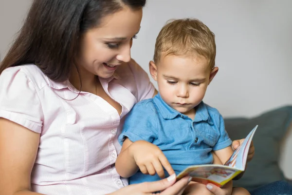 Madre Suo Bambino Che Studiano Libro Dei Bambini Vera Famiglia — Foto Stock