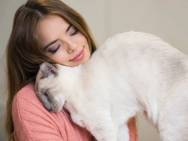 美しい猫とゴージャスな若いブルネットの女性 — ストック写真