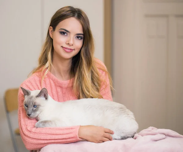 Mulher Morena Jovem Atraente Com Seu Belo Gato Siamês — Fotografia de Stock