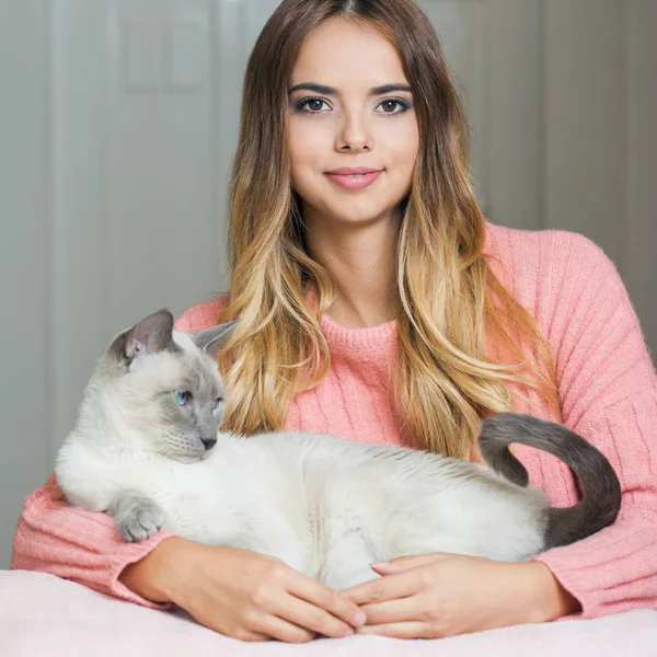 Aantrekkelijke Jonge Brunette Vrouw Met Haar Mooie Siamese Kat — Stockfoto