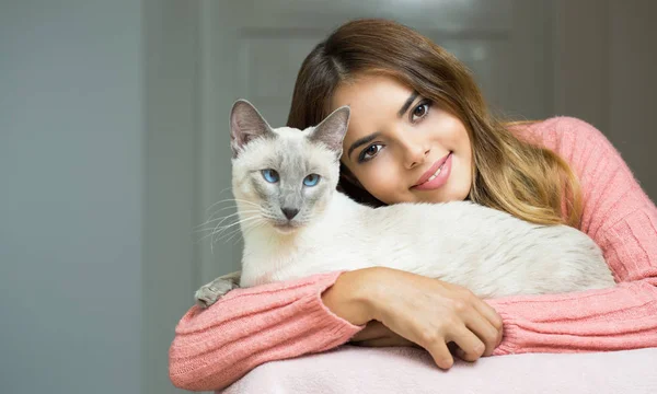 美しい猫とゴージャスな若いブルネットの女性 — ストック写真
