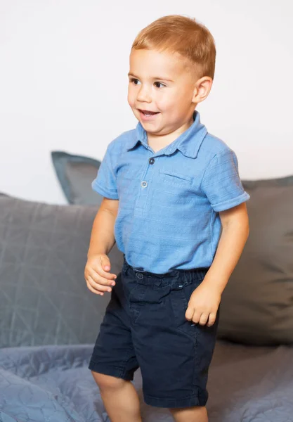 Fröhlicher Kleiner Junge Springt Auf Dem Bett Herum — Stockfoto