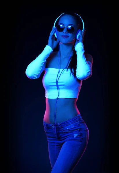 Gorgeous Young Brunette Headphones 80S Neon Color Scheme — Stock Photo, Image