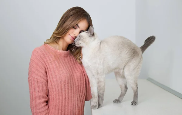 Portret Van Een Prachtige Jonge Brunette Vrouw Met Haar Kat — Stockfoto