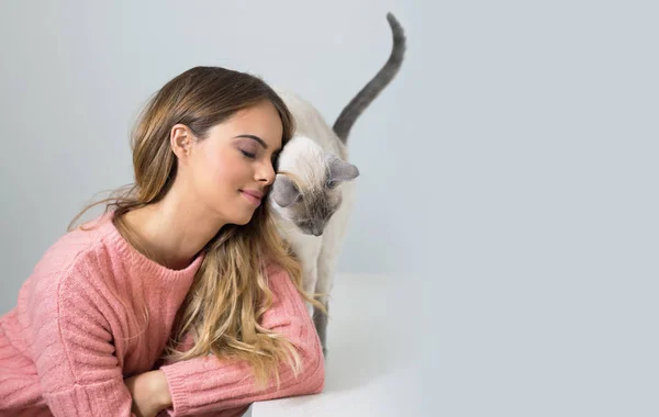 Retrato Uma Jovem Morena Seu Gato — Fotografia de Stock