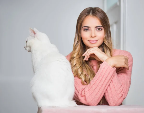 Portrait Young Brunette Woman Her Cat — Stock Photo, Image
