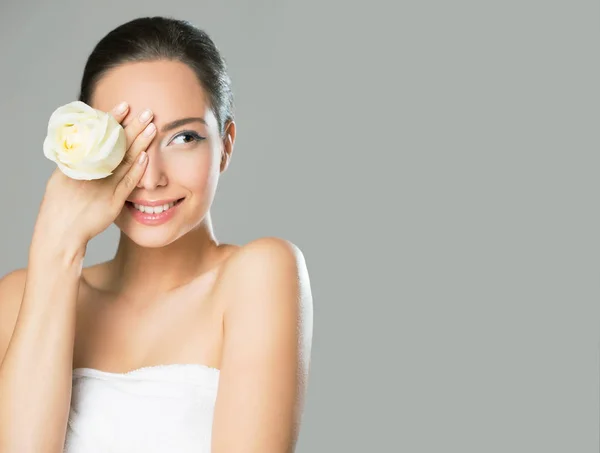 Portrait Beauté Brune Dans Maquillage Léger Avec Fleur Lys Blanc — Photo