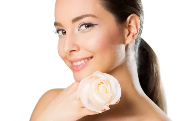 Retrato Beleza Morena Maquiagem Leve Com Flor Lírio Branco — Fotografia de Stock