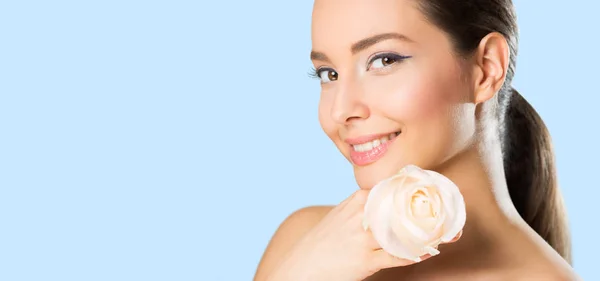 Retrato Belleza Morena Maquillaje Ligero Con Flor Blanca — Foto de Stock