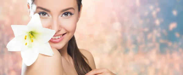 Portrait Beauté Brune Dans Maquillage Léger Avec Fleur Blanche — Photo