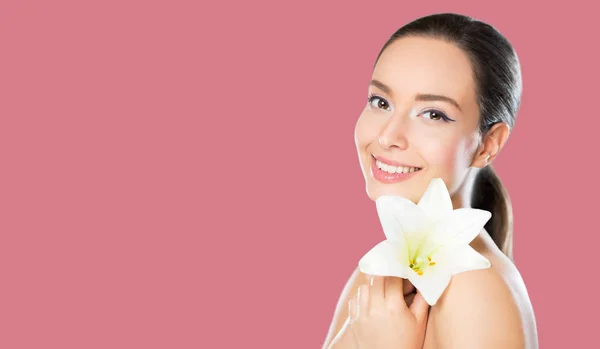 Portrét Bruneta Krása Lehký Make Bílým Květem — Stock fotografie