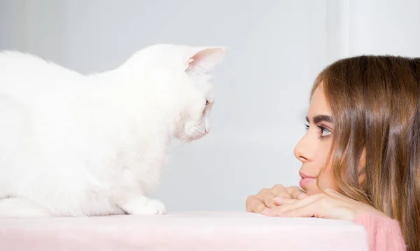 Portret Van Een Prachtige Jonge Brunette Vrouw Met Haar Kat — Stockfoto