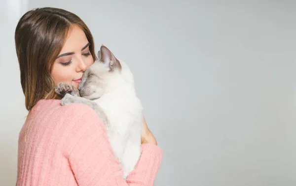 Retrato Uma Jovem Morena Linda Com Seu Gato — Fotografia de Stock