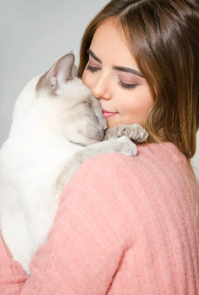 Portret Van Een Prachtige Jonge Brunette Vrouw Met Haar Kat — Stockfoto