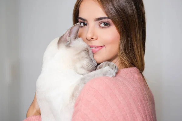 Retrato Una Hermosa Joven Morena Con Gato — Foto de Stock