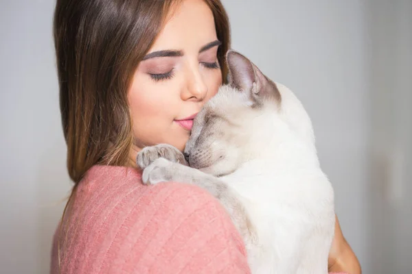 若いブルネットの女性と彼女の猫の肖像画 — ストック写真