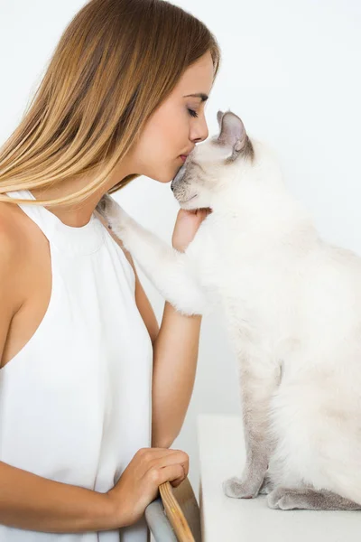 Nádherná Brunetka Milující Svou Kočku — Stock fotografie