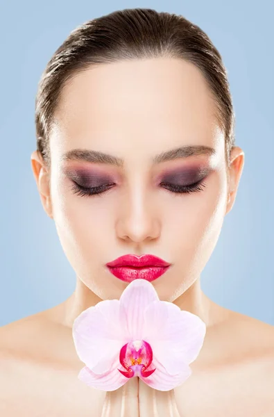 Retrato Uma Beleza Maquiagem Morena Com Sombra Olho Escuro — Fotografia de Stock