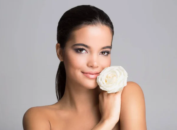 Hermosa Joven Morena Mujer Maquillaje Natural — Foto de Stock