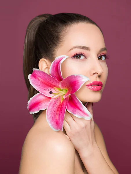 Beleza Morena Maquiagem Leve Segurando Flor Lírio Colorido — Fotografia de Stock