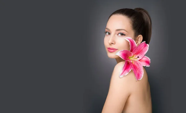 Brünette Schönheit Leichtem Make Mit Bunten Lilienblüten — Stockfoto