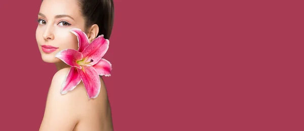 カラフルなユリの花を保持薄化粧でブルネットの美しさ — ストック写真