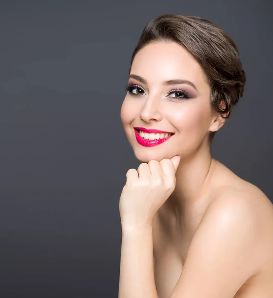 Retrato Uma Linda Morena Maquiagem Elegante — Fotografia de Stock