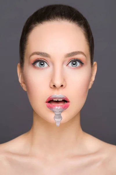 Belleza Maquillaje Morena Con Expresión Facial Impactada Efecto Goteo Metálico —  Fotos de Stock