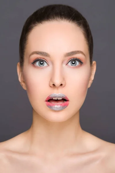 Beleza Maquiagem Morena Com Expressão Facial Chocada Com Efeito Batom — Fotografia de Stock