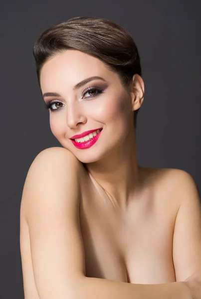 Retrato Uma Linda Morena Maquiagem Elegante — Fotografia de Stock