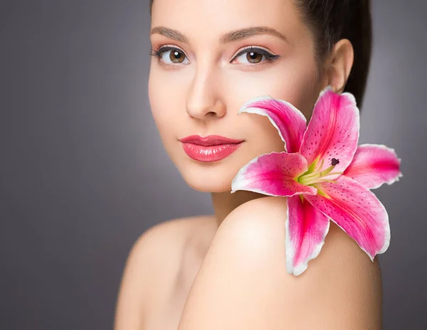 Brunette Beauty Light Makeup Holding Colorful Flower — Stock Photo, Image