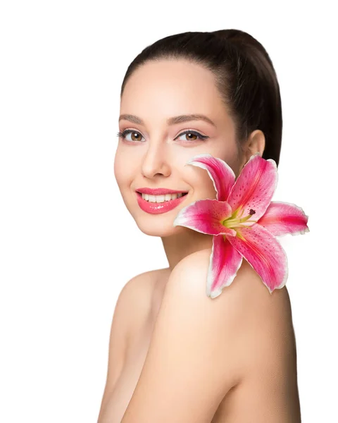 Piękna Brunetka Lekki Makijaż Trzyma Kolorowy Kwiat — Zdjęcie stockowe