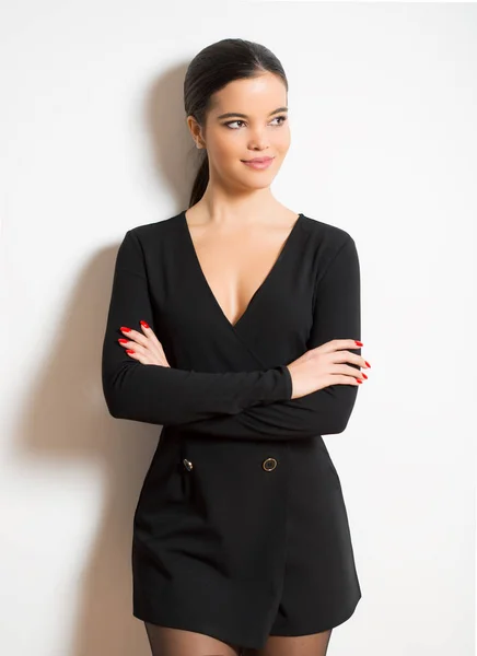 Elegante Lachende Jonge Vrouw Zwarte Jurk — Stockfoto