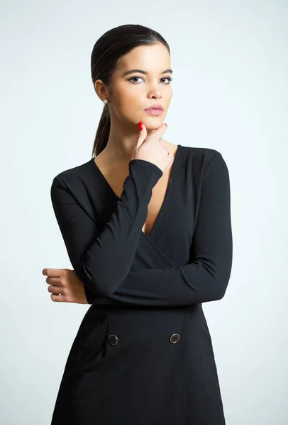 Элегантная Улыбающаяся Молодая Женщина Черном Платье — стоковое фото