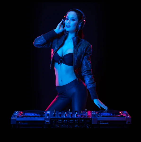 화려한 젊은 여성 DJ. — 스톡 사진
