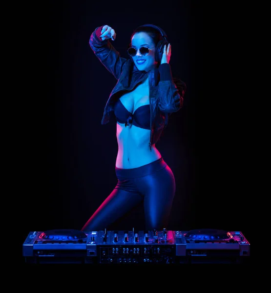 Splendido giovane DJ femminile . — Foto Stock