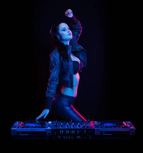 Nádherná mladá žena DJ. — Stock fotografie