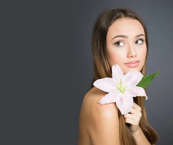 Young brunette cosmetics beauty. — Stock Photo, Image