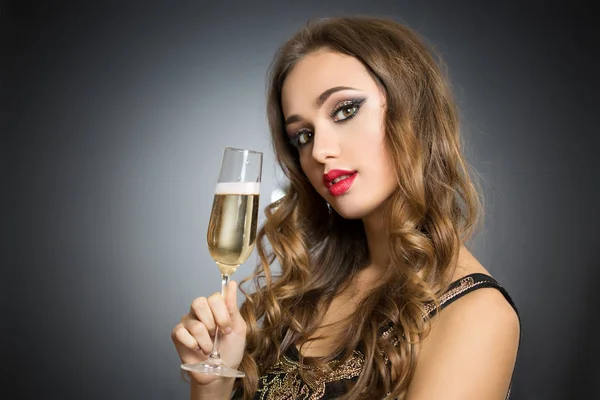 Feestelijke brunette schoonheid. — Stockfoto