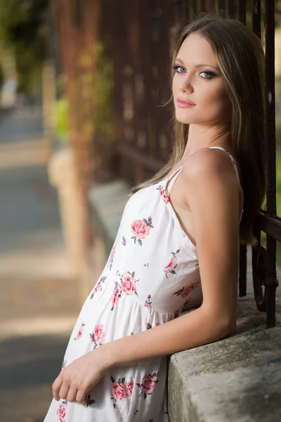 Blond beauty in summer dress. — Stock Photo, Image